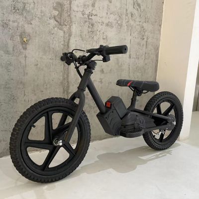 Scooter électrique pour enfants équilibre du vélo avec moteur sans balai et capacité de batterie 24V5.2AH