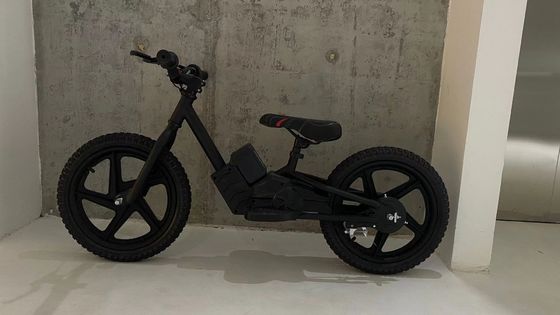 Scooter électrique pour enfants équilibre du vélo avec moteur sans balai et capacité de batterie 24V5.2AH