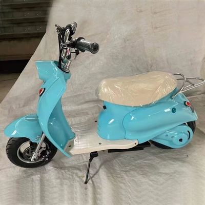 Les enfants montent une moto électrique de 350W avec trois vitesses et un cadre en acier
